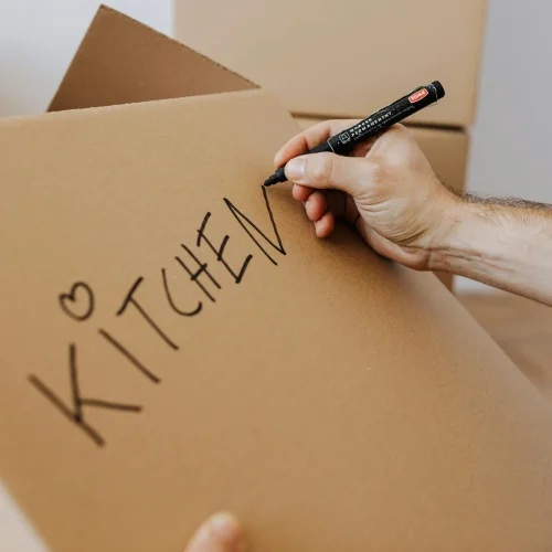 Flyttekasse med tekst